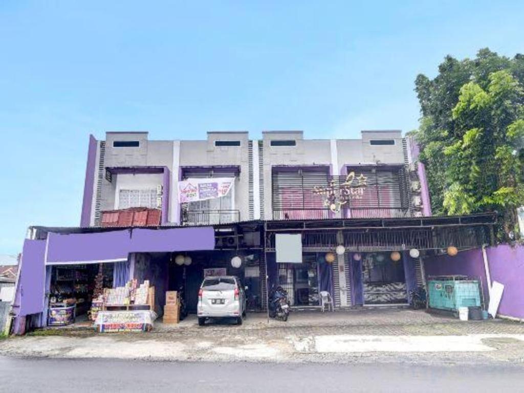 Oyo 92040 Superstar Kost Dan 2* Manado