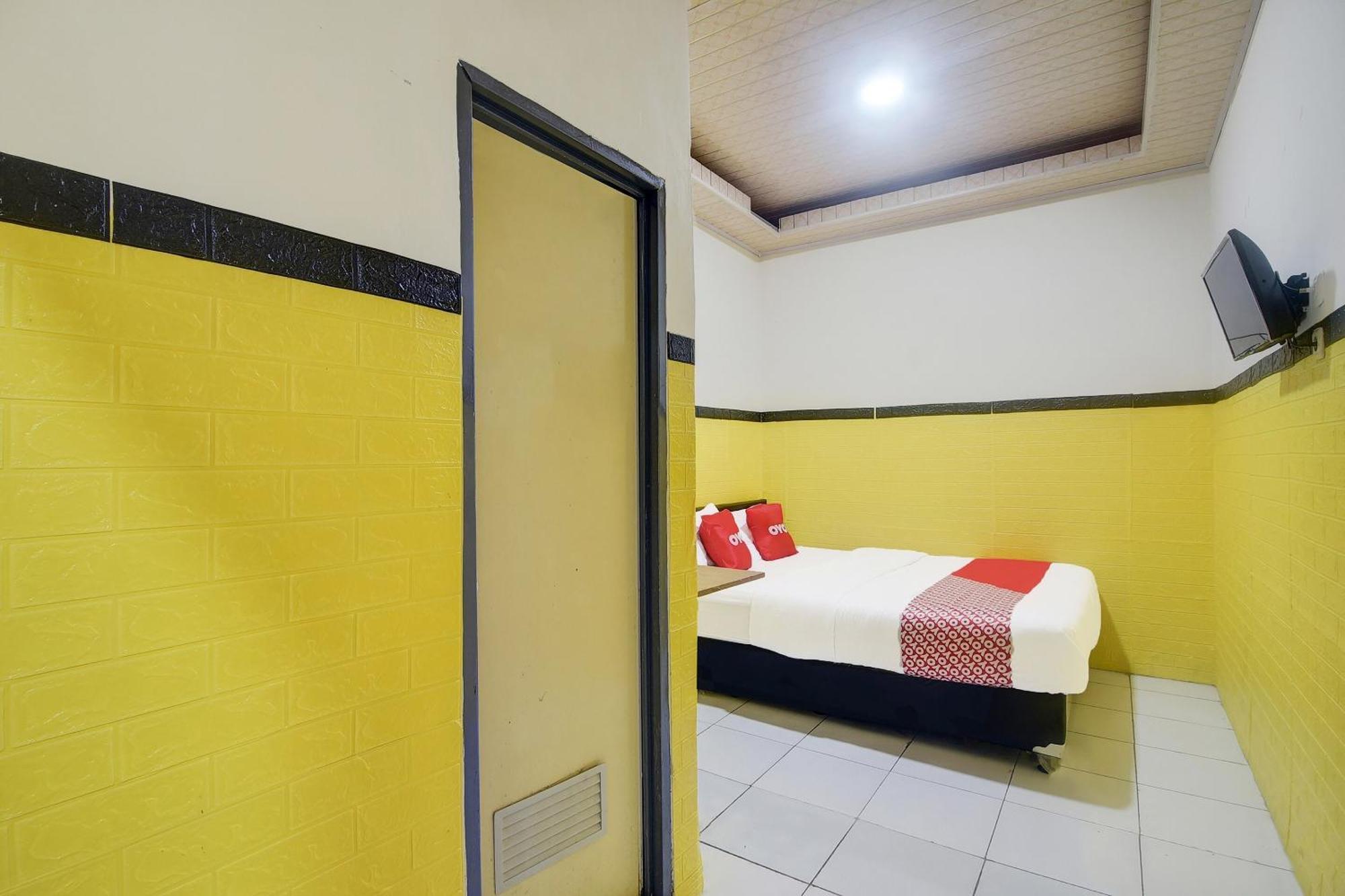 Oyo 92040 Superstar Kost Dan Hotel