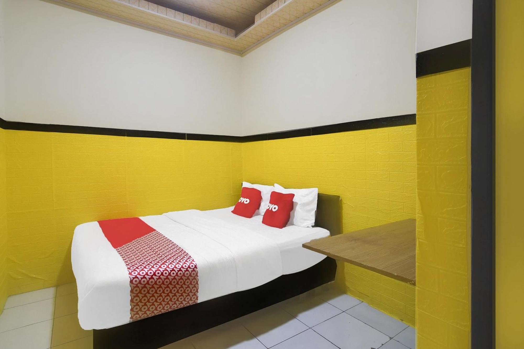 Oyo 92040 Superstar Kost Dan Hotel 2*