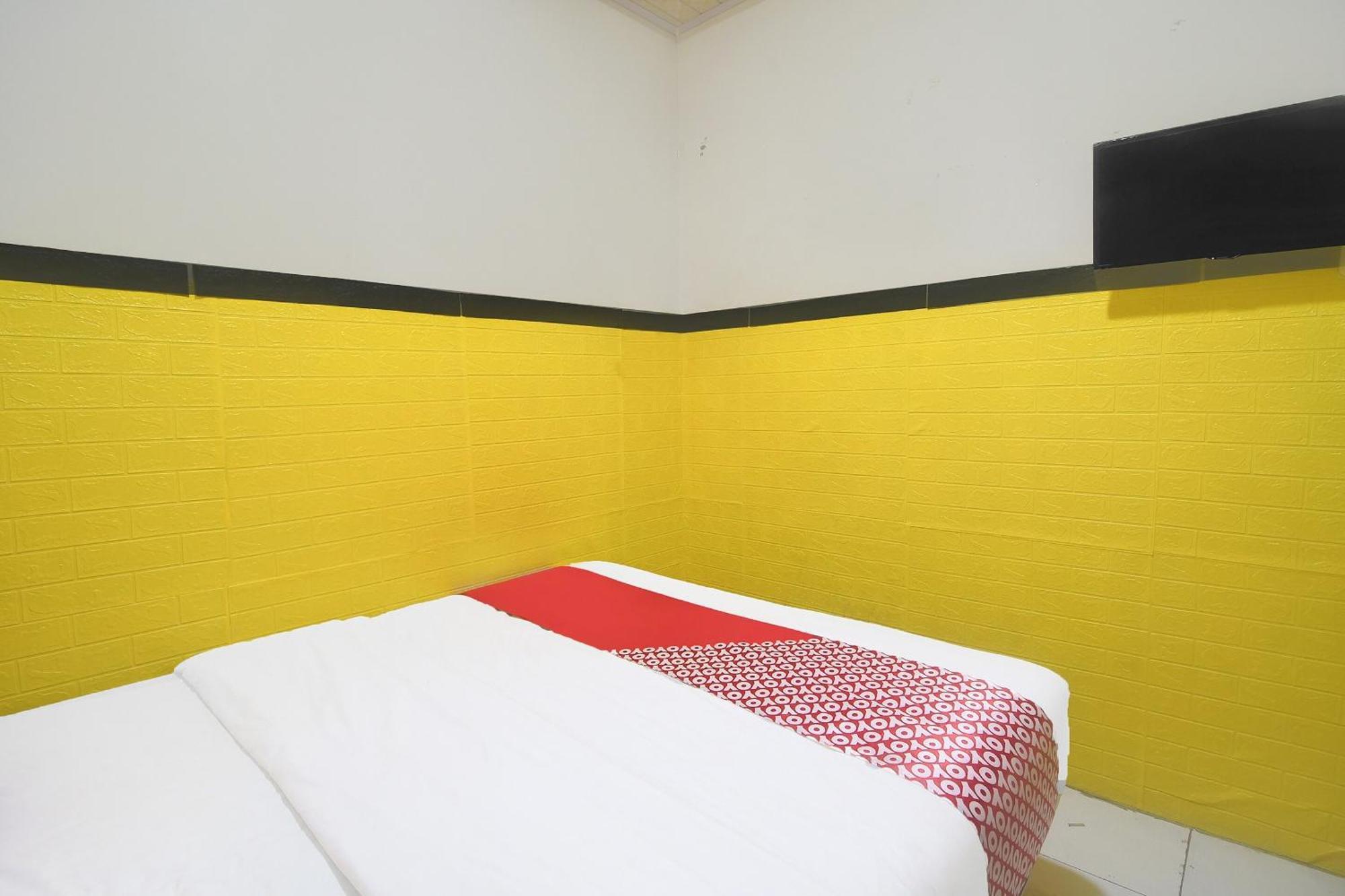 Oyo 92040 Superstar Kost Dan 2*