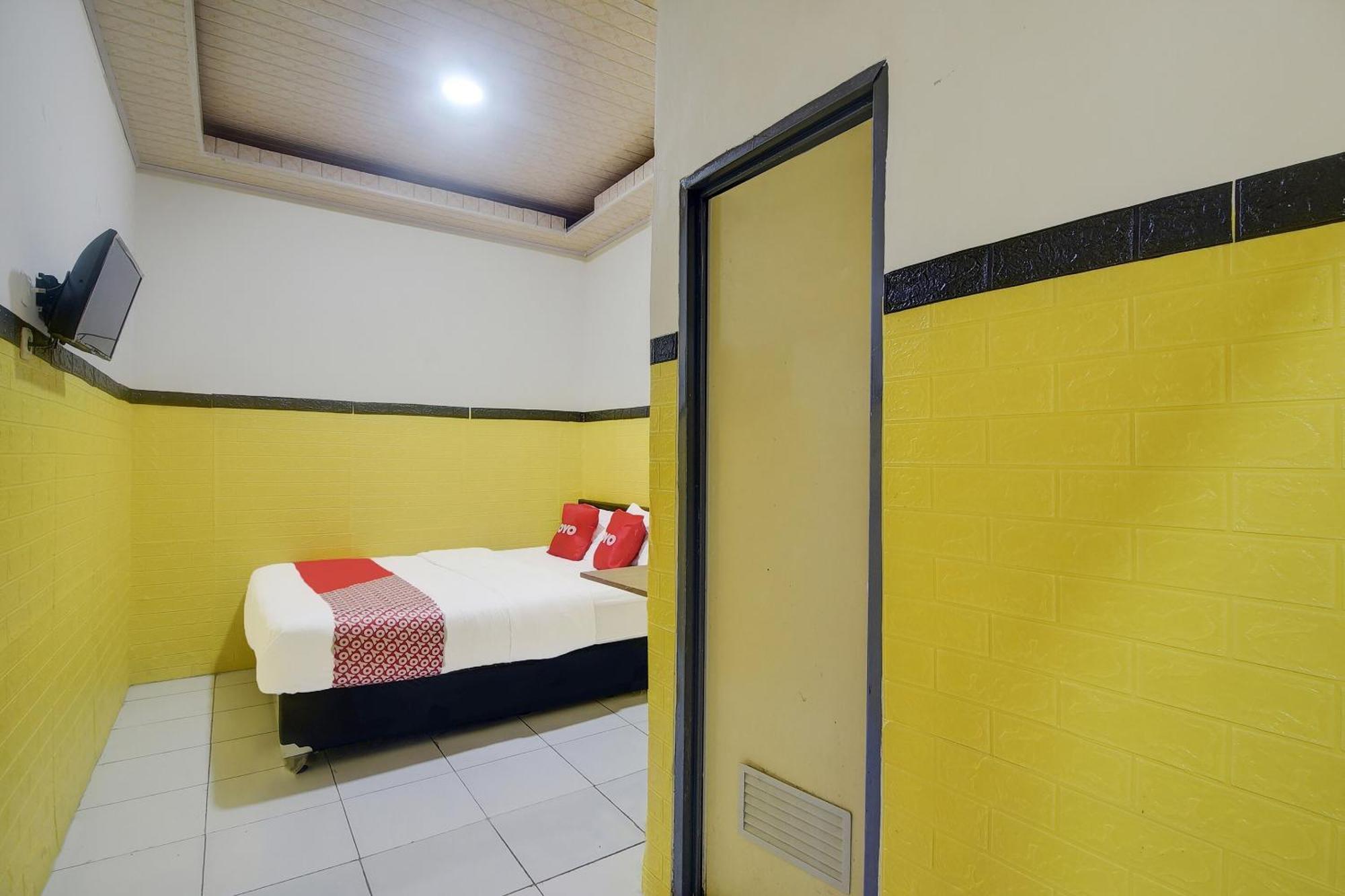 Oyo 92040 Superstar Kost Dan
