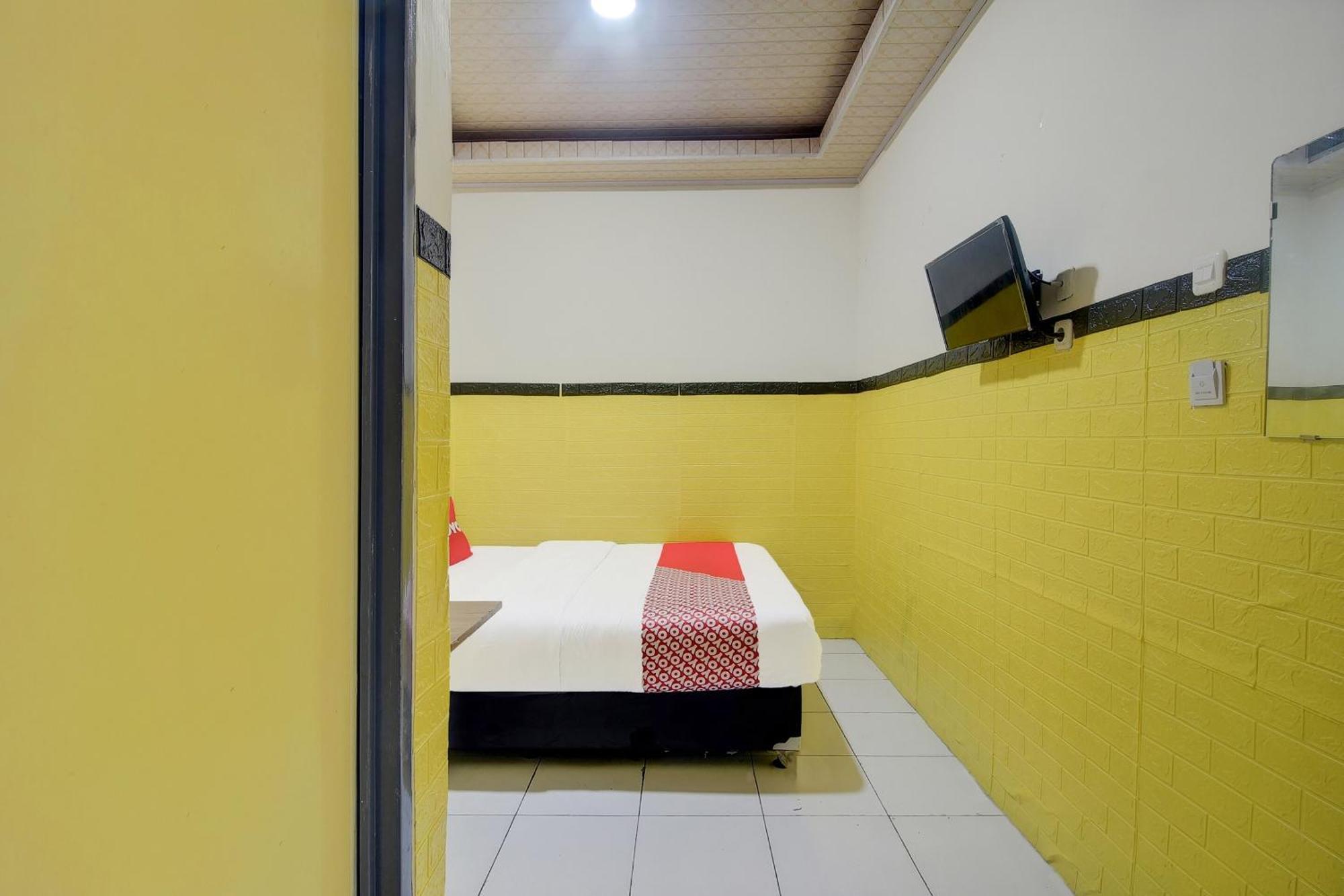 Oyo 92040 Superstar Kost Dan 2*