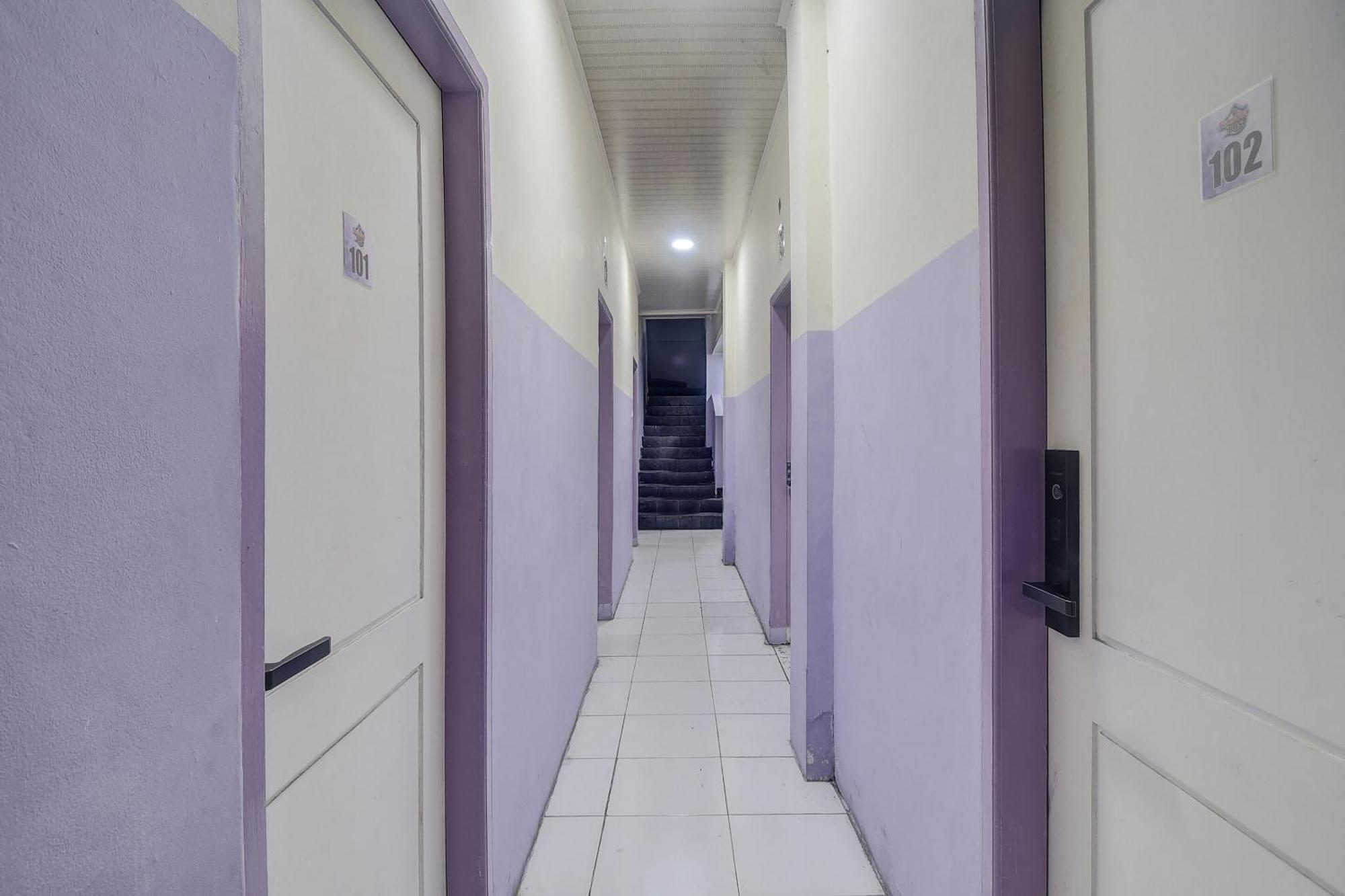 Oyo 92040 Superstar Kost Dan