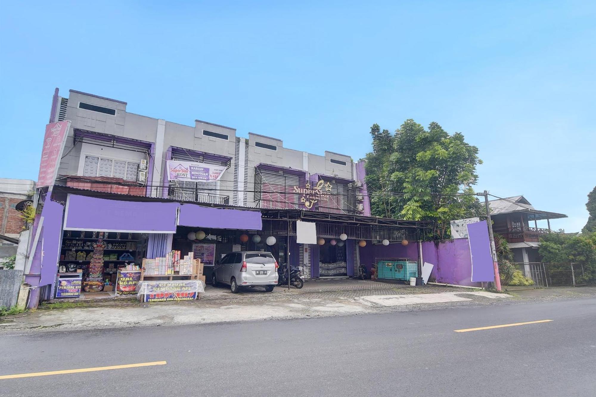 Oyo 92040 Superstar Kost Dan Hotel Manado