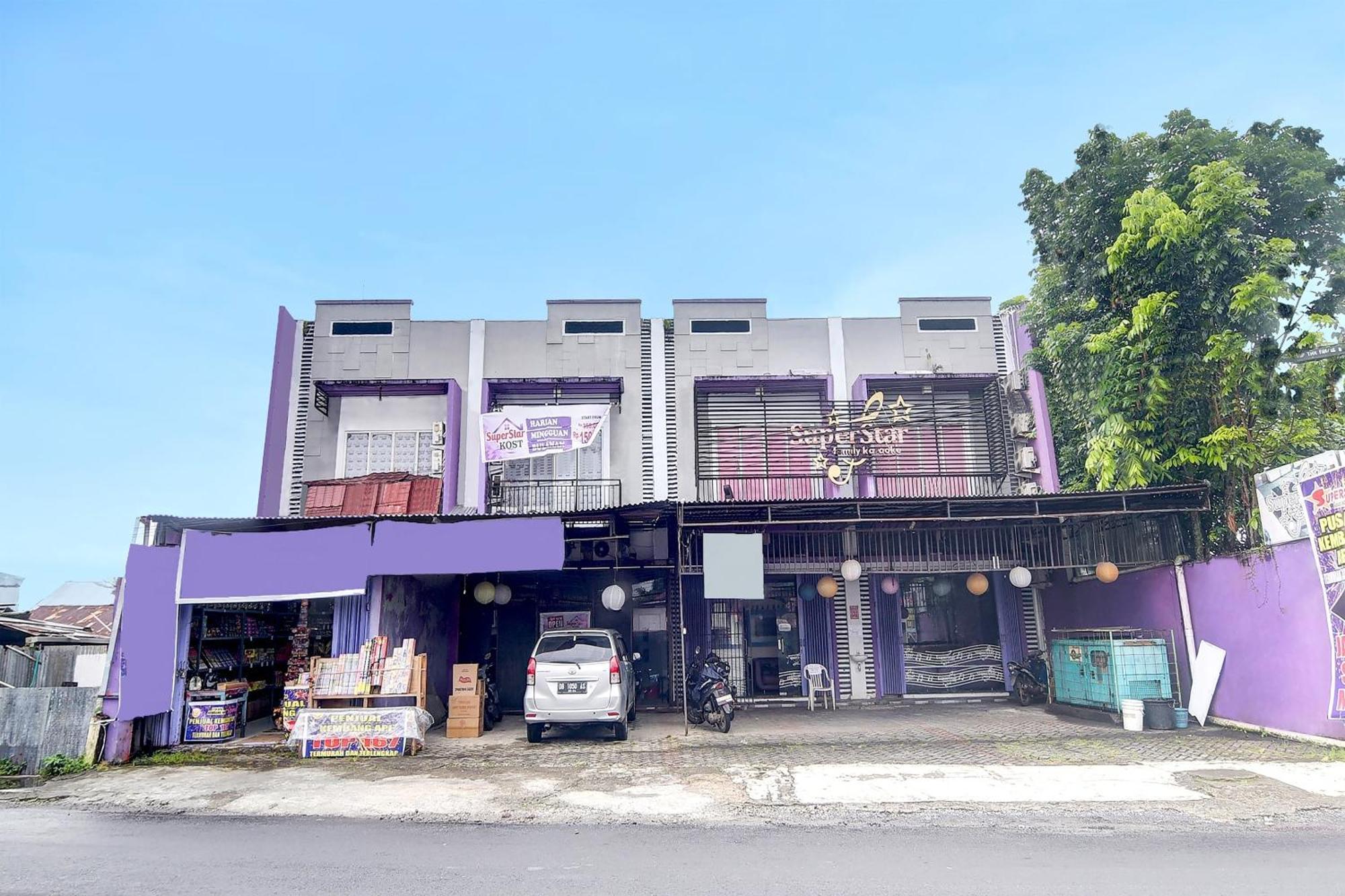 Oyo 92040 Superstar Kost Dan Hotel
